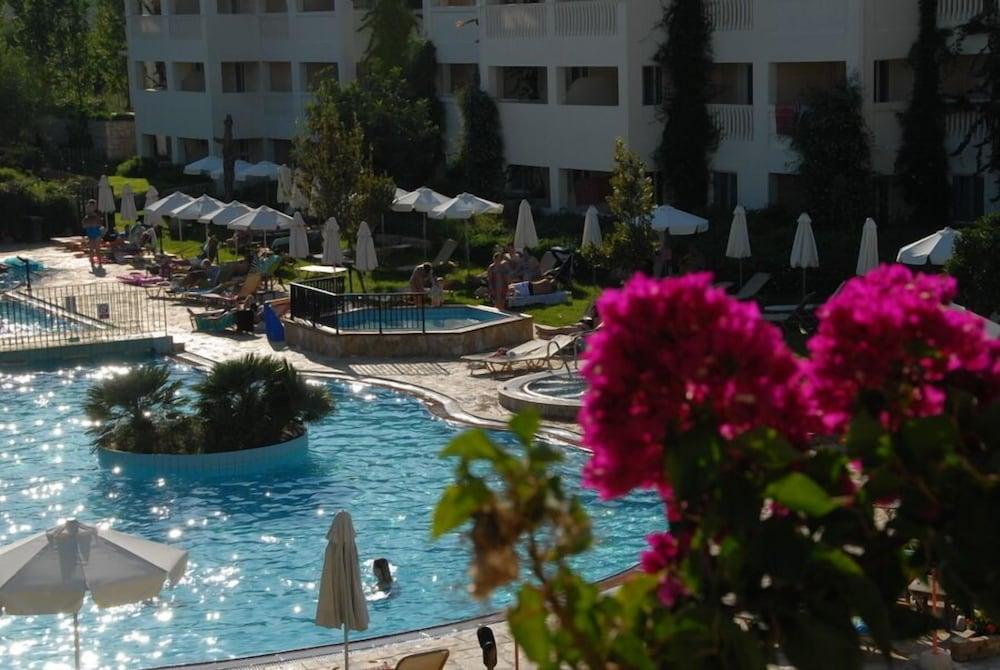 Bitzaro Grande Hotel & Suites Kalamákion 外观 照片